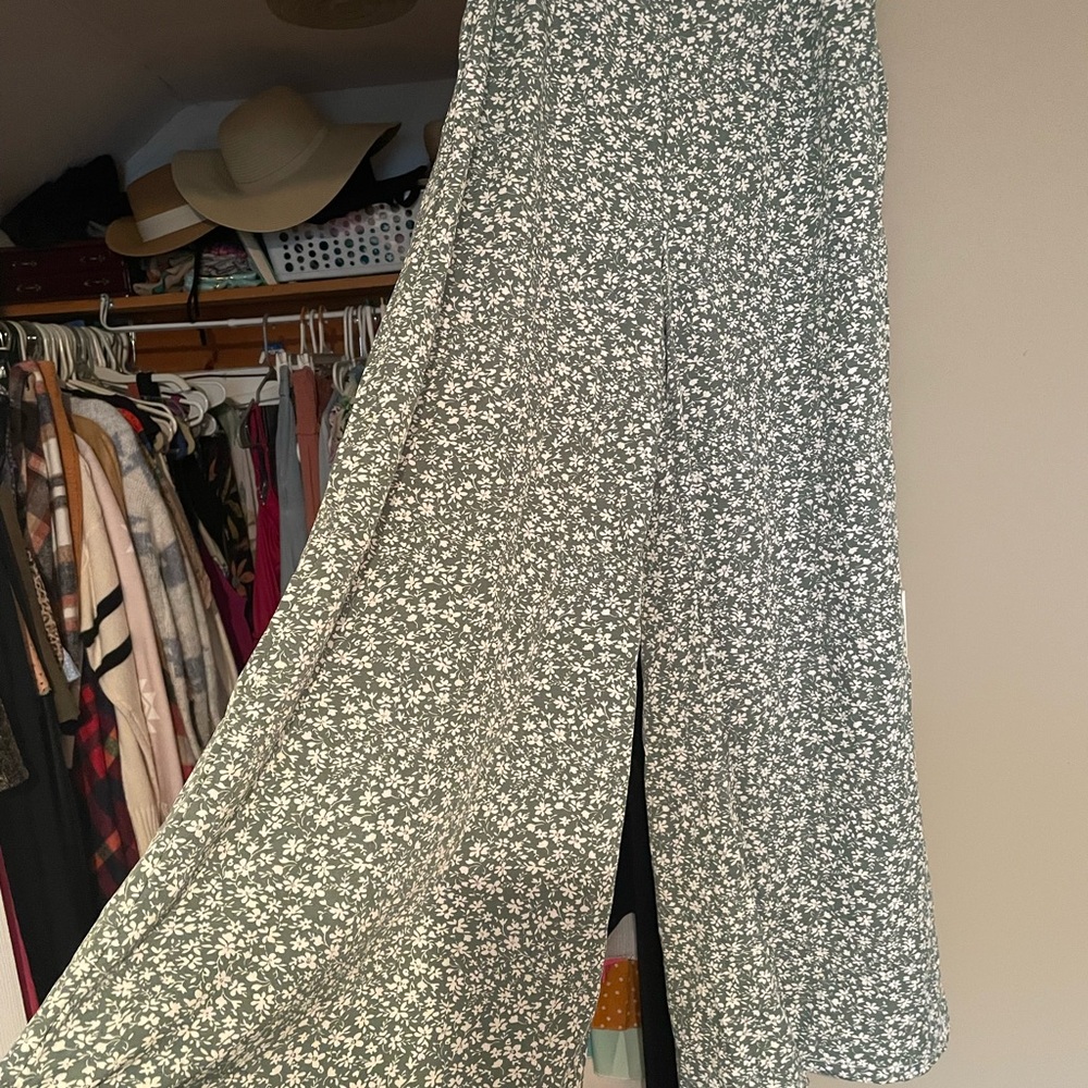 SHEIN Green and White Floral Garment